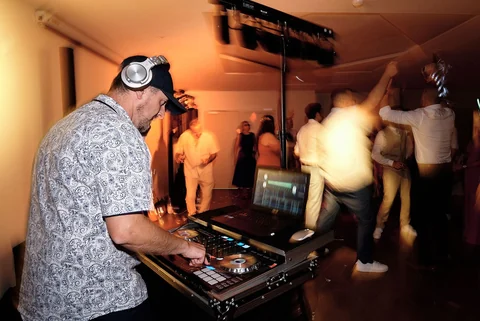 DJ aux platines pendant une soirée dansante Music-Solutions